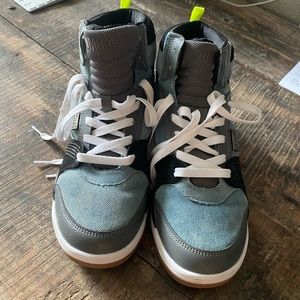 Zumba dance shoes. Like new. Wore 2 times. Size 9